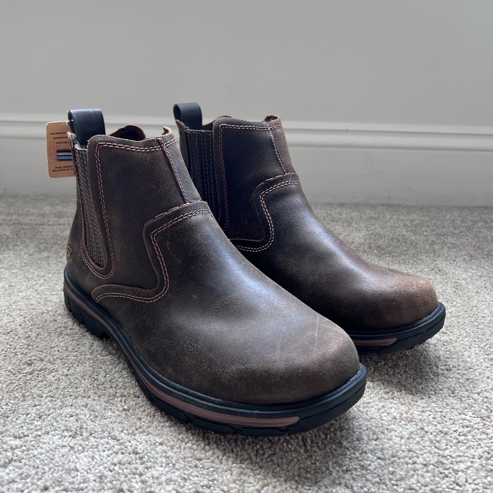 NWT Skechers RelaxedFIT Boots